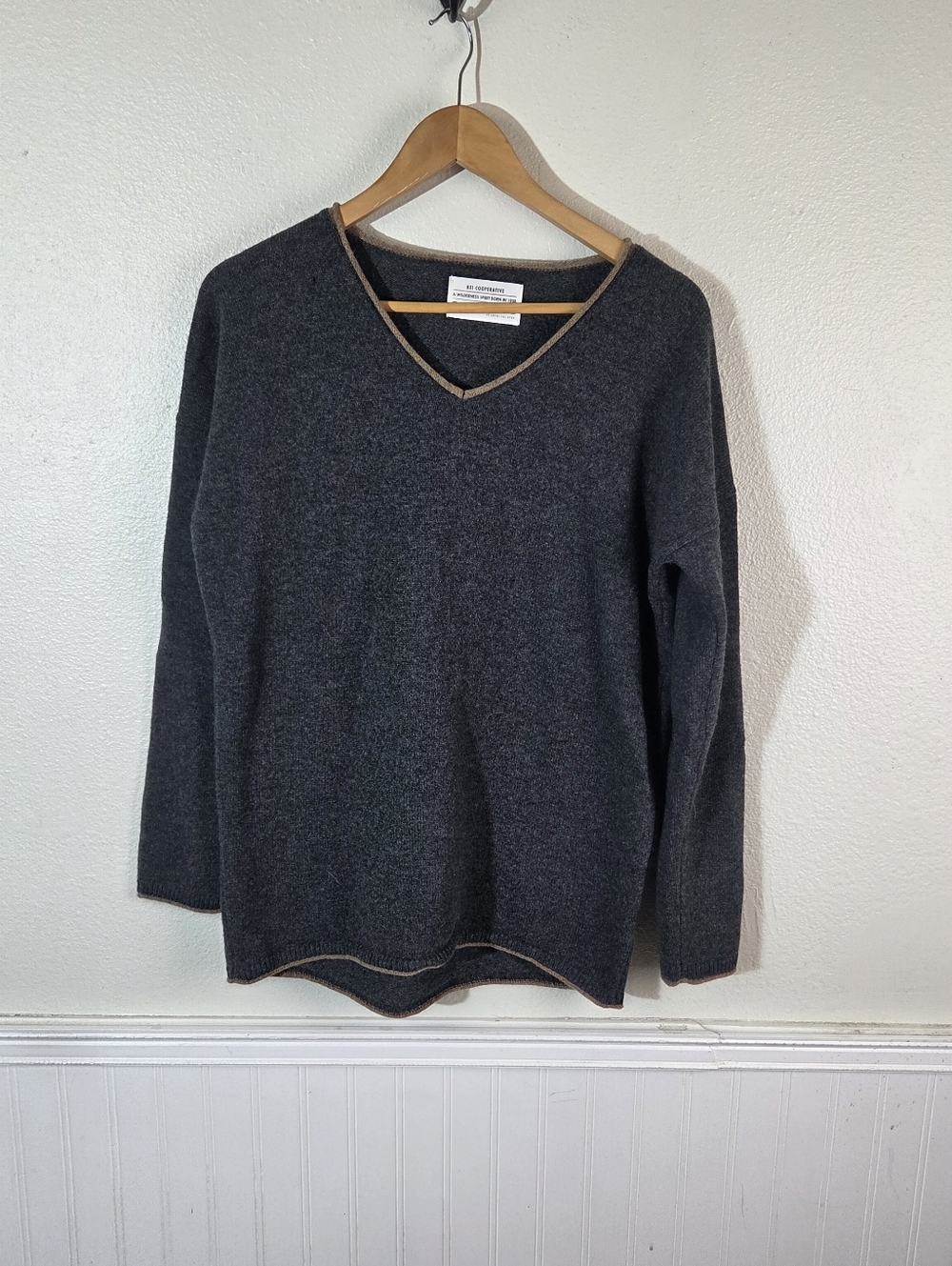 REI Cooperative 100% Lambs Wool Sweater Men’s Medium Gray V-Neck Outdoor Layer